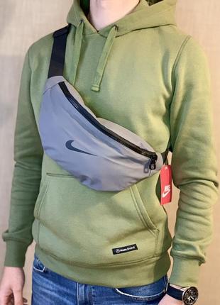 Сумка / бананка nike waistpack light gray. виготовлена з водонепроникного матеріалу2 фото