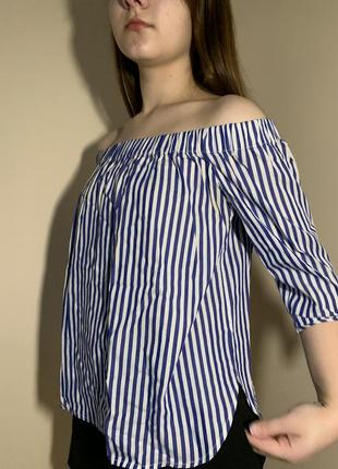 Полосата жіноча блуза з оголеними плечима