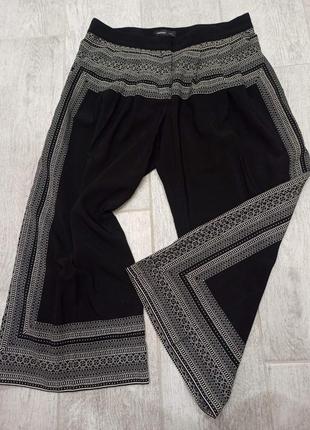 Укороченные широкие брюки с защипами