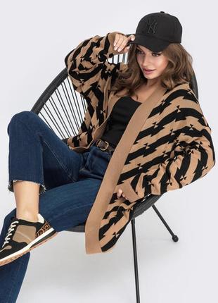 В'язаний кардиган у стилі оверсайз із візерунком "в смужку".