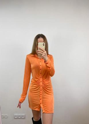 Помаранчева сукня із драпуванням