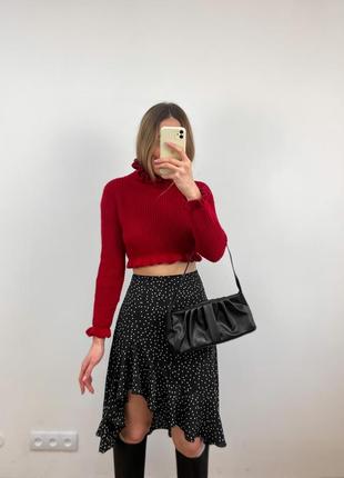 Вязаный женский укороченный свитер красного цвета