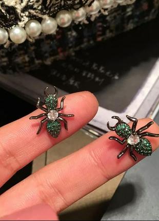 Серьги гвоздики муравьи с зелеными камнями бижутерия2 фото