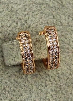 Серьги xuping jewelry две дорожки из камней по бокам бортики 1.5 см золотистые