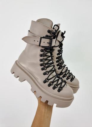 Зимние кожаные топовые ботинки с мехом натуральная кожа зима массивные сапоги со шнуровкой тренд бежевые беж капучино мокко берцы