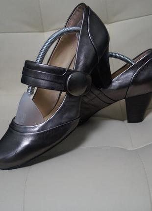 Фирменные кожаные туфли на устойчивом каблуке2 фото