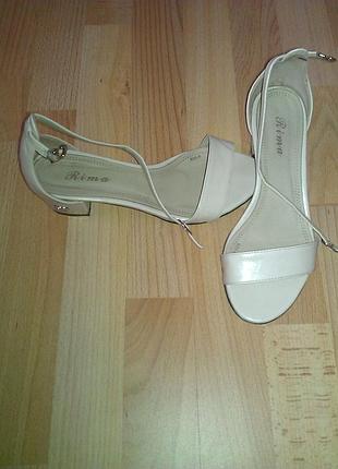 Стильні босоніжки від rima