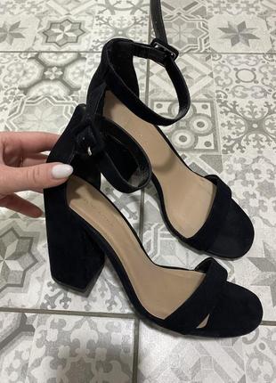 Босоніжки боссоножки