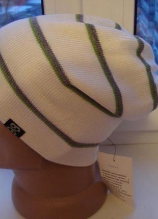 Демисезонная белая шапка в полоску