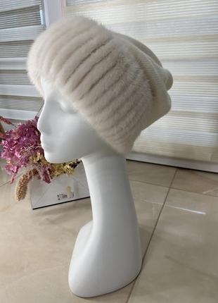 Жіноча в’язана шапка з норкою