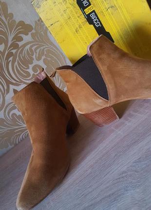 Стильные замшевые ботинки козаки рыжего/карамельньного цвета большой размер4 фото