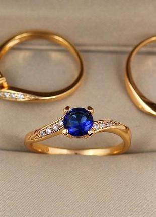 Кольцо xuping jewelry тонкое бока изогнуты с синим камнем  6 мм р 19  золотистое