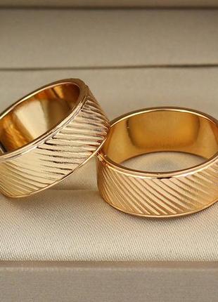 Обручальное кольцо xuping jewelry рисунок косая полоска 8 мм р 16 золотистое
