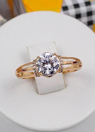 Кольцо xuping jewelry три полосы держат фианит 7 мм  р16 золотистое