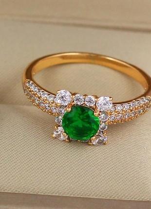 Кольцо xuping jewelry с зеленым камнем в квадрате из белых камней р 17 золотистое