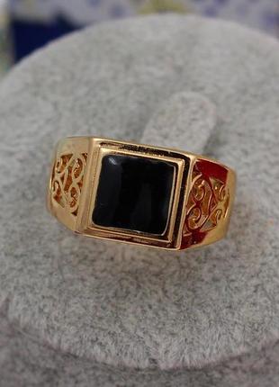 Печатка xuping jewelry чорний квадрат з завитками з боків р 21 золотиста