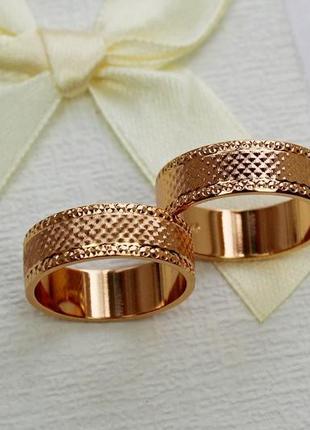 Обручальное кольцо xuping jewelry граненая американка 7 мм 20р золотистое4 фото