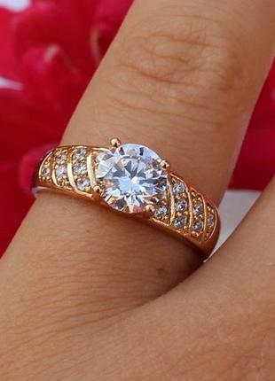 Кільце xuping jewelry широке з каменем 7 мм з боків косі доріжки з каменів р16 золотисте