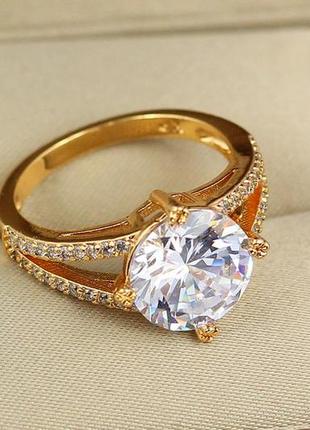 Кольцо xuping jewelry фианит 10 мм по бокам две дорожки из мелких камешков  р 16 золотистое