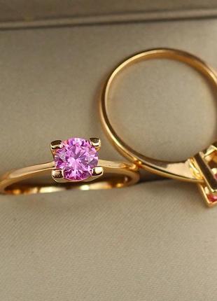 Кольцо xuping jewelry тонкое с розовым камнем 6 мм на четыре крепления  р 18 золотистое1 фото