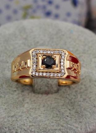 Печатка xuping jewelry черный фианит в квадрате по бокам тесненная змейка р 22 золотиста