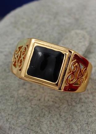 Печатка xuping jewelry черный квадрат с завитками по бокам р 23 золотистая2 фото