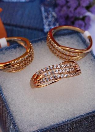 Кольцо xuping jewelry три волнистых дорожки из камней р 18  золотистое1 фото