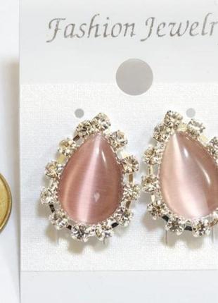 Кліпси з каменем котяче око персикового кольору в оправі зі стразами крапля