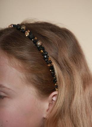 Черный с золотом обруч для волос с хрустальными и жемчужными бусинами3 фото