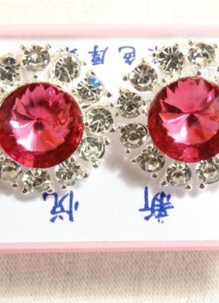 Кліпси з малиновим кристалом в стразовой оправі круглі