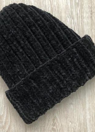 Велюровая шапка черного цвета ручной вязки