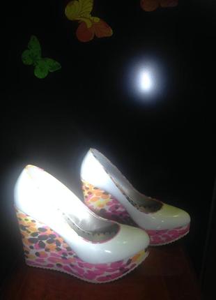 Белые лаковые туфли на платформе2 фото