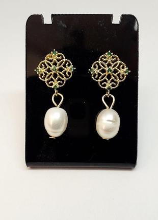 Ніжні сережки з дрібними кристалами зеленого кольору і перлинами