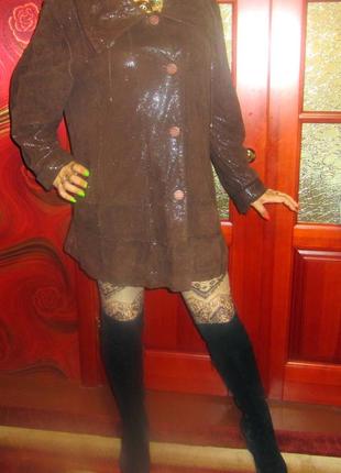 Шкіряна куртка шоколадного кольору.