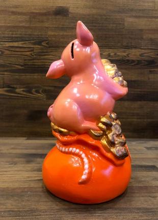 Скарбничка свиня на помаранчевому мішку монет (висота 28 см)5 фото