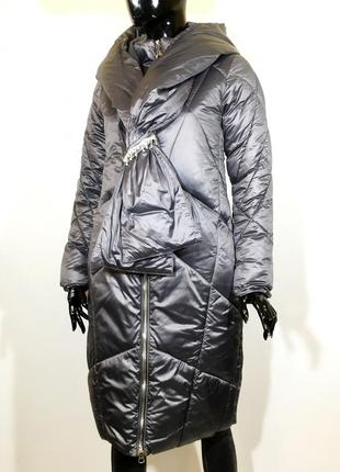 Женское теплое стеганное пальто серого цвета