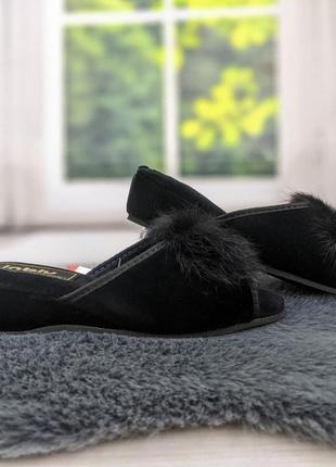 Тапочки домашні жіночі inblu на танкетці з відкритим носком та хутряним помпоном чорні