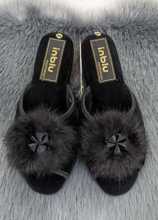 Тапочки домашні жіночі inblu на танкетці з відкритим носком та хутряним помпоном чорні