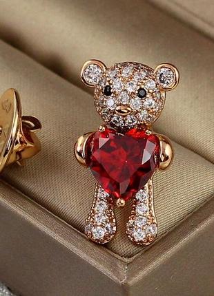 Брошь xuping jewelry мишка с сердечком золотистая