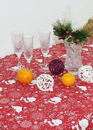 Водо-брудовідштовхувальна скатертина з тефлоном новорічна дід мороз на червоному тлі 150х220 см