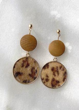 Жіночі модні круглі леопардові сережки з ворсом "leopard" (коричневий)