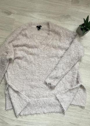 Світлий пухнастий светр джемпер з вирізом hm1 фото