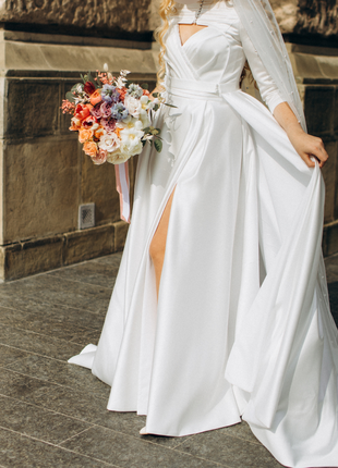 Весільна атласна сукня з накидкою3 фото