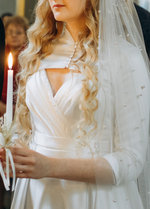 Весільна атласна сукня з накидкою4 фото