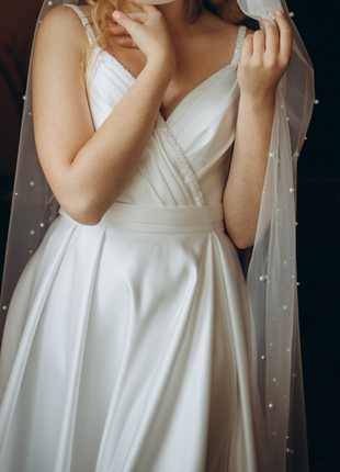 Весільна атласна сукня з накидкою3 фото