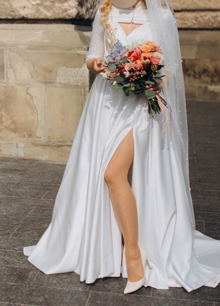 Весільна атласна сукня з накидкою4 фото