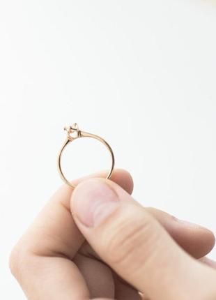 Золотое помолвочное кольцо с бриллиантом 
кб01535 фото