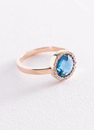 Золотое кольцо с белыми и синими фианитами 
к06831
