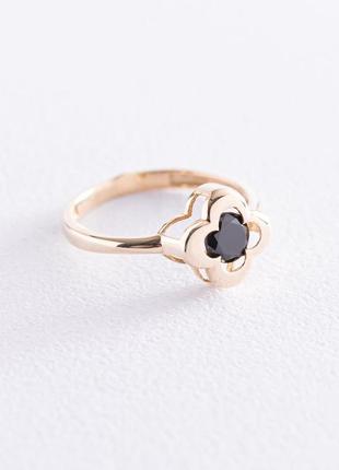 Кольцо "клевер" с черным фианитом (желтое 
золото) к05259