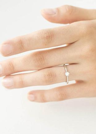 Золотое помолвочное кольцо с бриллиантом 
jr991034 фото
